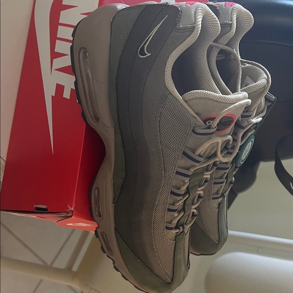 Nike Air Max 95 Olive and Beige Sneakers - Picture 6 of 11